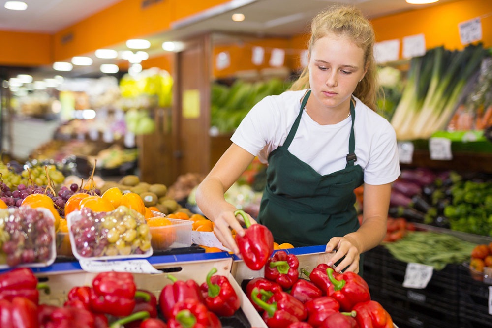 Работа в продуктовом магазине - один из доступных вариантов летней подработки для подростков в 2026 году.
