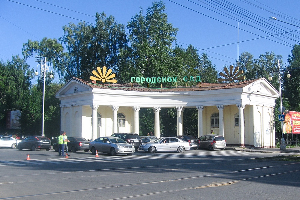 вход в городской сад Томска
