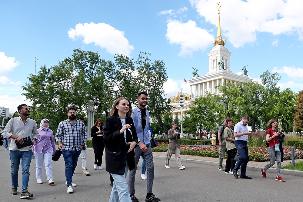 отдыхающие гуляют по территории ВДНХ