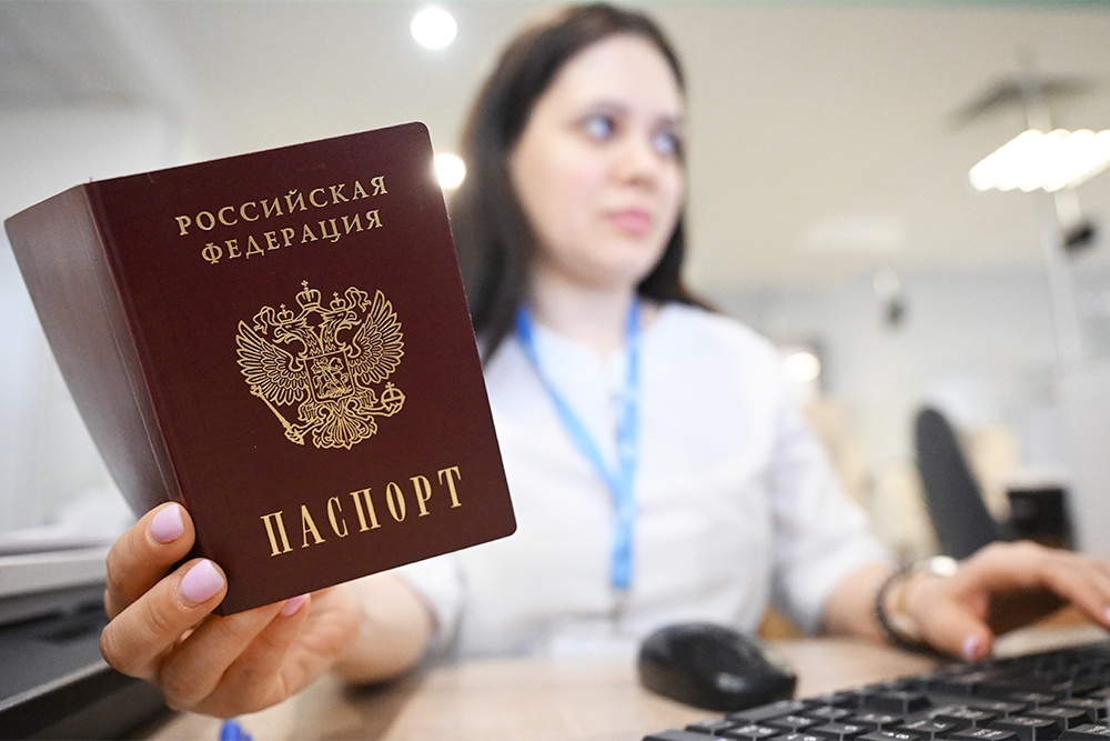 операционистка проверяет пенсионные накопления