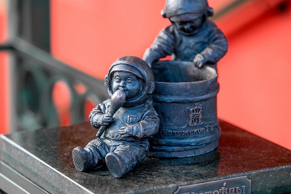 фигурки "космонавтиков"