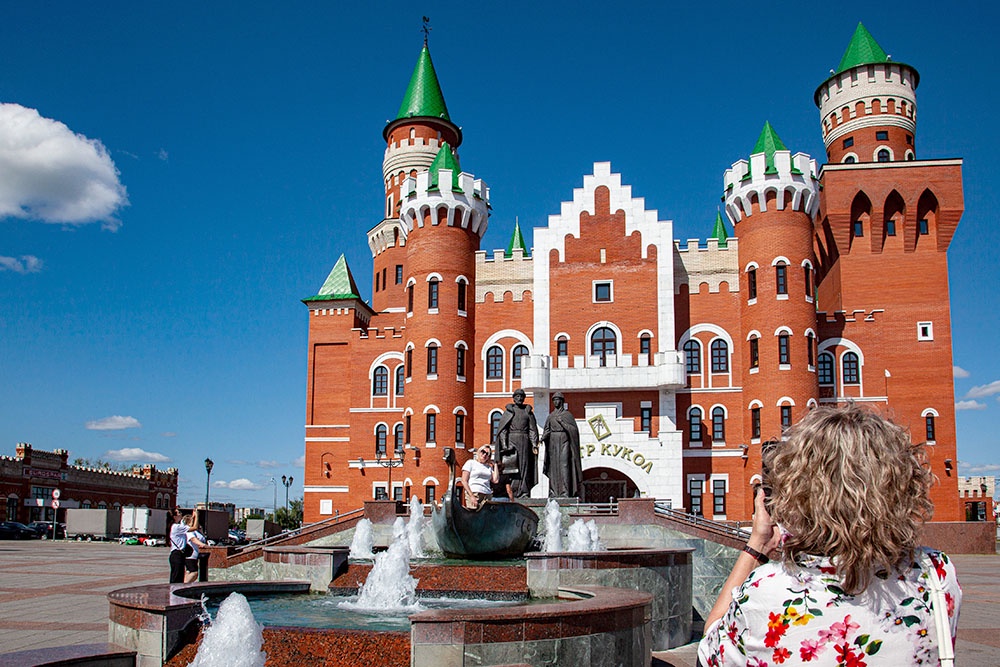 Республиканский театр кукол и памятник Петру и Февронии Муромским на Патриаршей площади. Республика Марий Эл. Йошкар-Ола. 