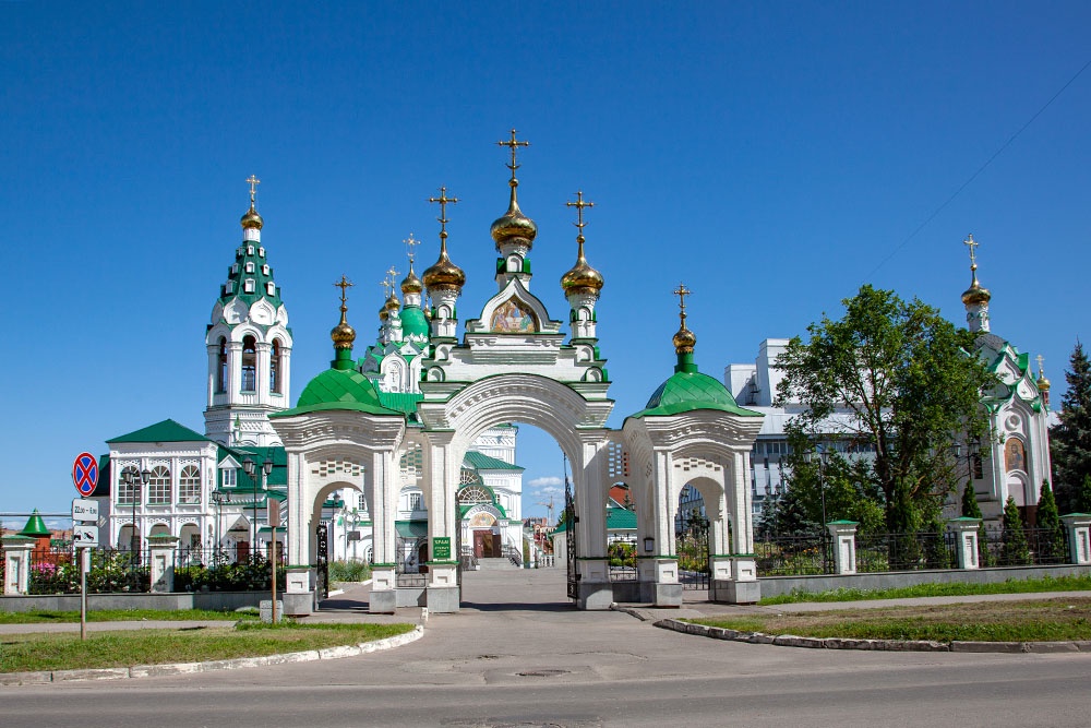 Республика Марий Эл. Йошкар-Ола. Вид на церковь Троицы Живоначальной.