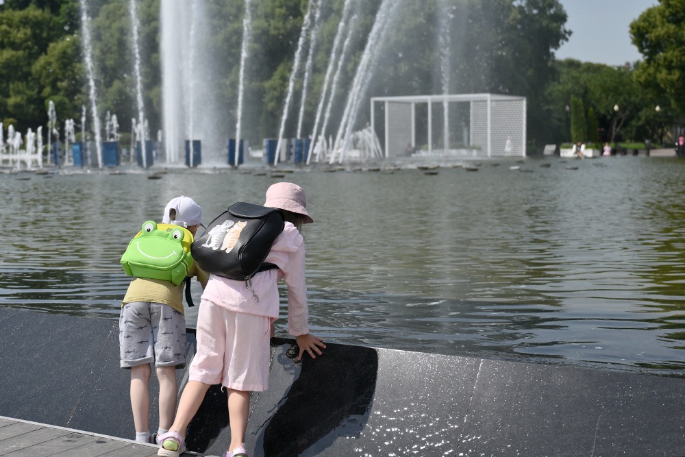 дети у водоема