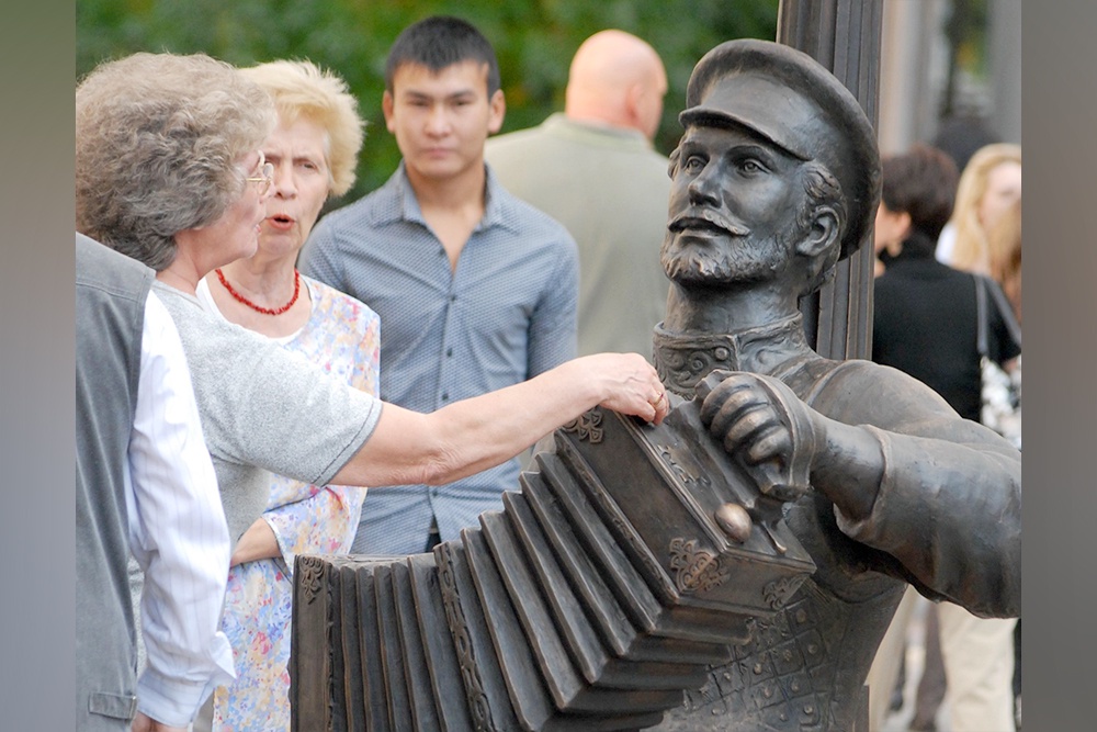 Памятник саратовской гармони
