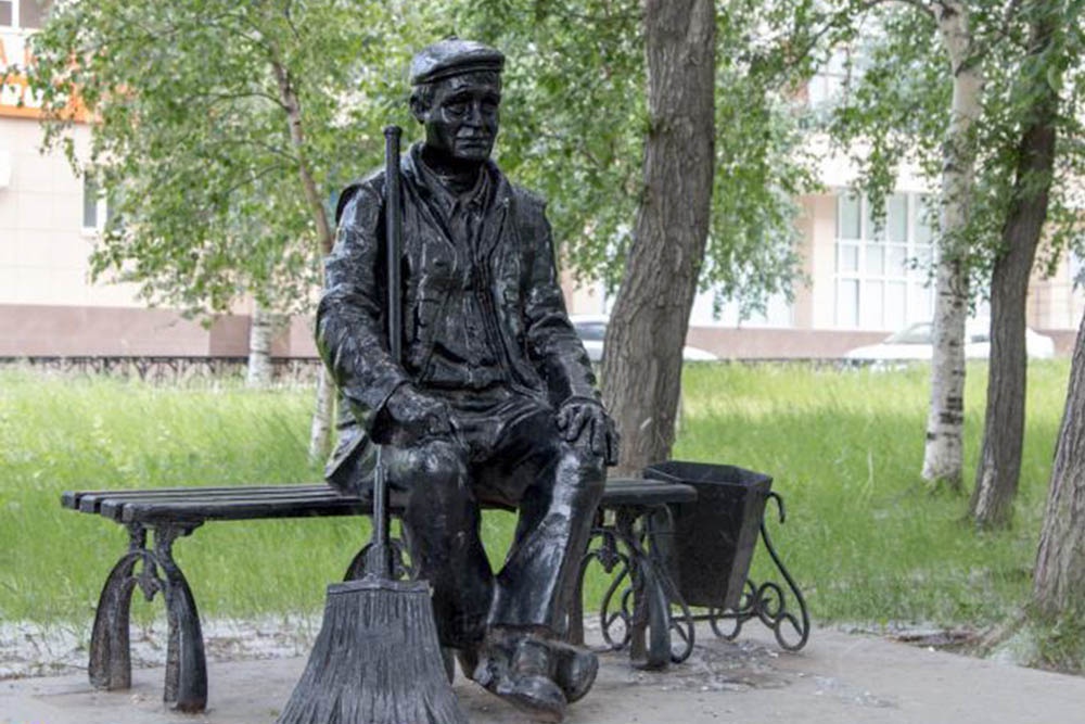 памятник дворнику в Нижкевартовске