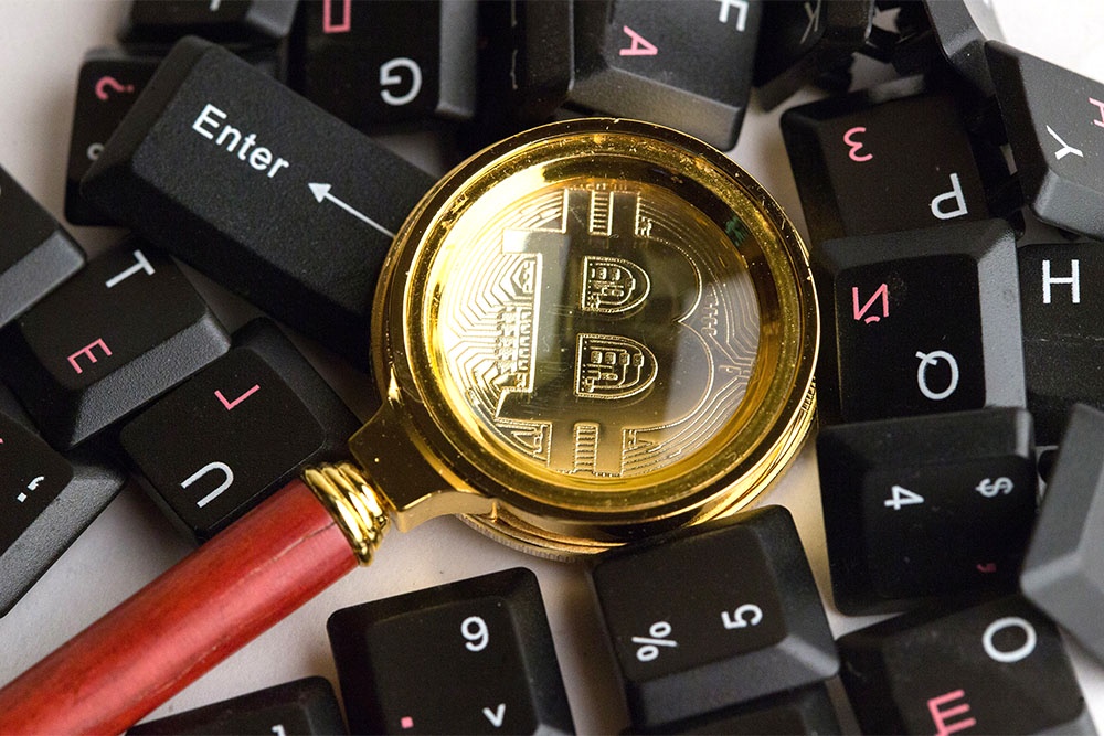 Логотип биткоина на фоне клавиш кла