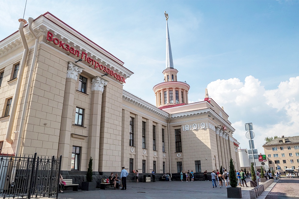 Железнодорожный вокзал в Петрозаводске. 