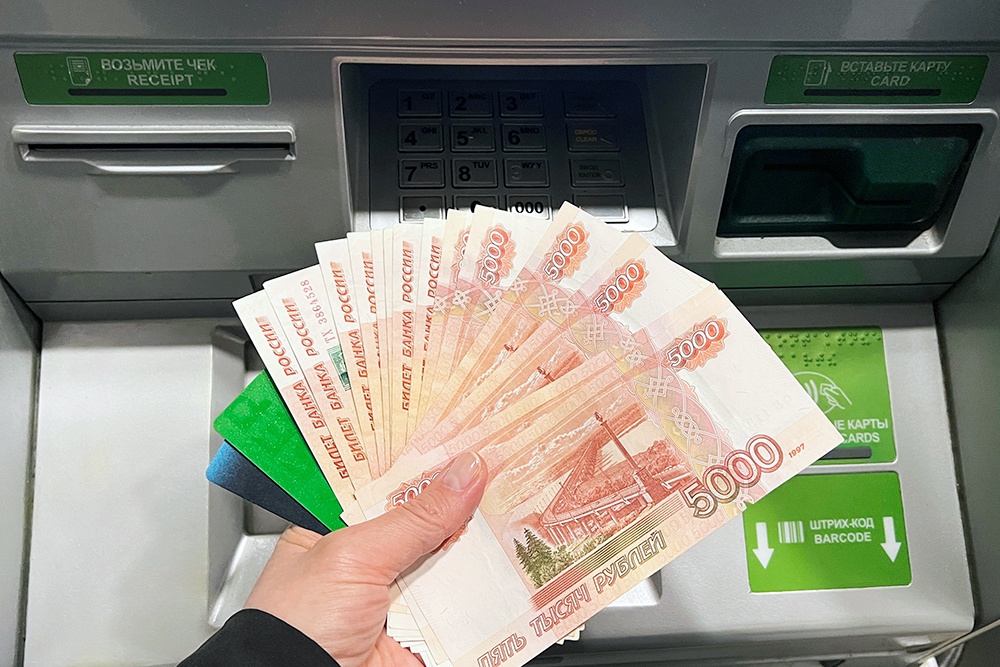Веер денег в руках.