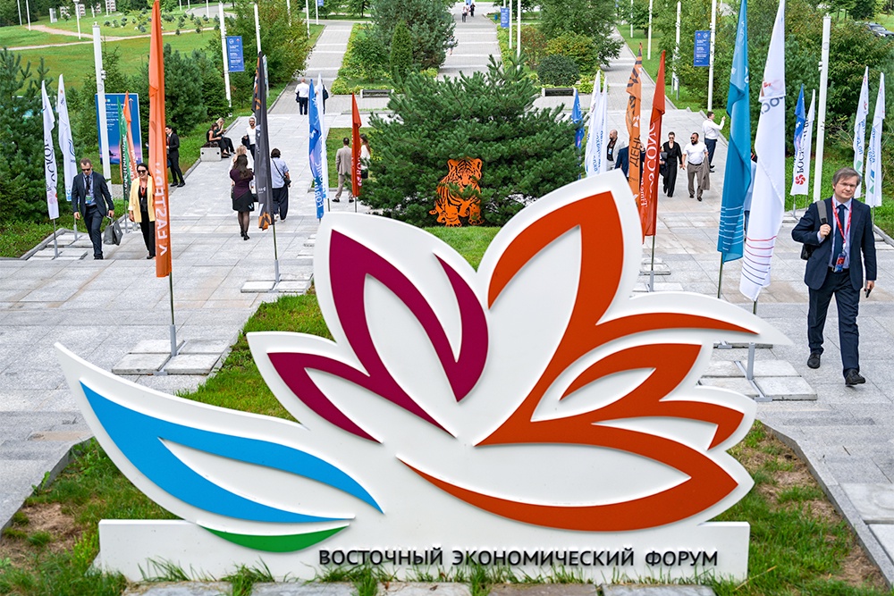Инсталляция форума на лестнице среди флагов