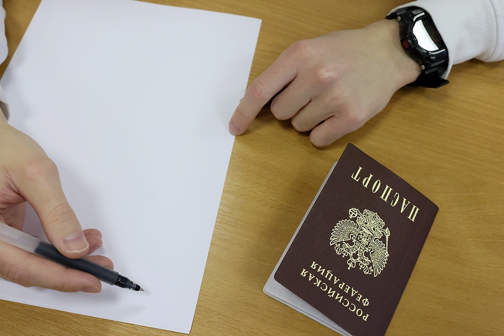 Паспорт гражданина России и заявление на столе при оформлении юридических документов