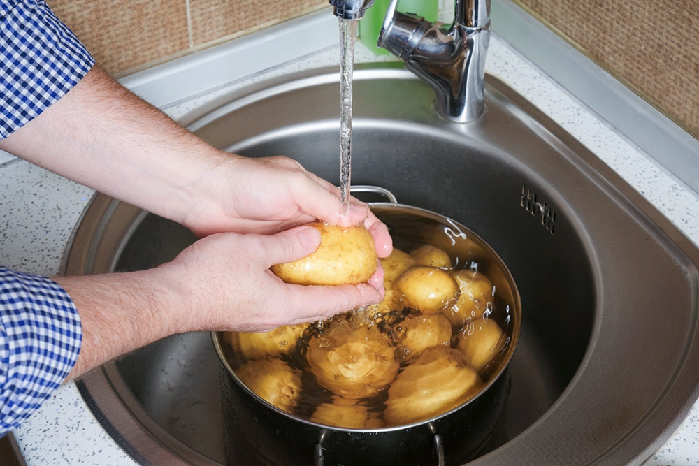 Мытье картофеля
