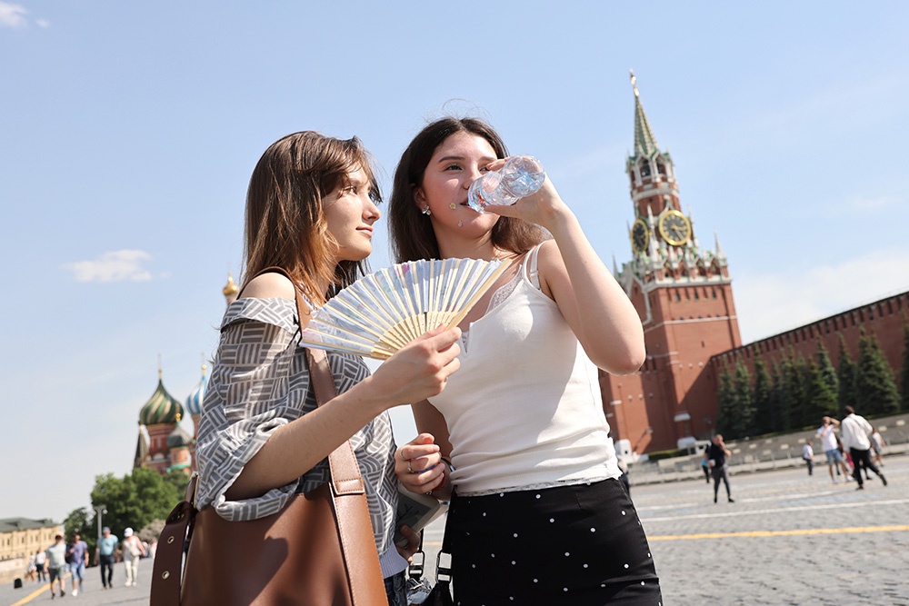 девушки пьют воду