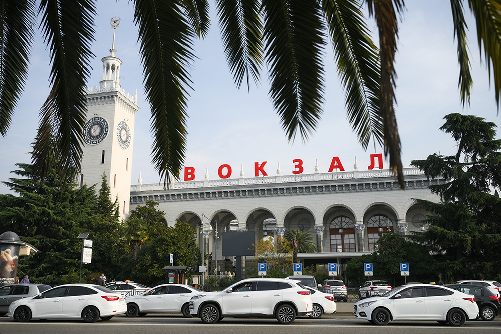 Вид на здание железнодорожного вокзала в Сочи.