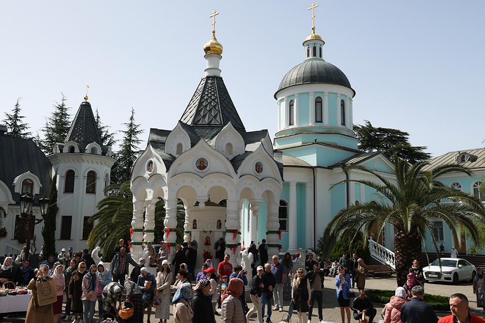 Верующие у Собора Михаила Архангела.