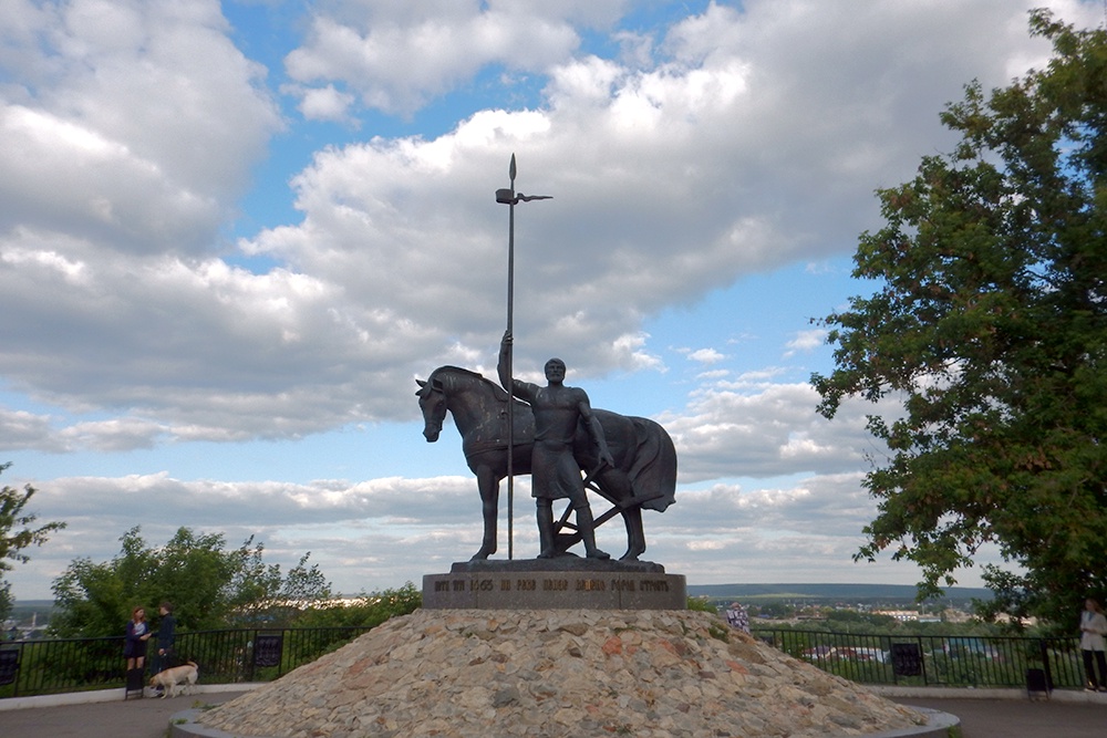 Вид на памятник "Первопоселенец"