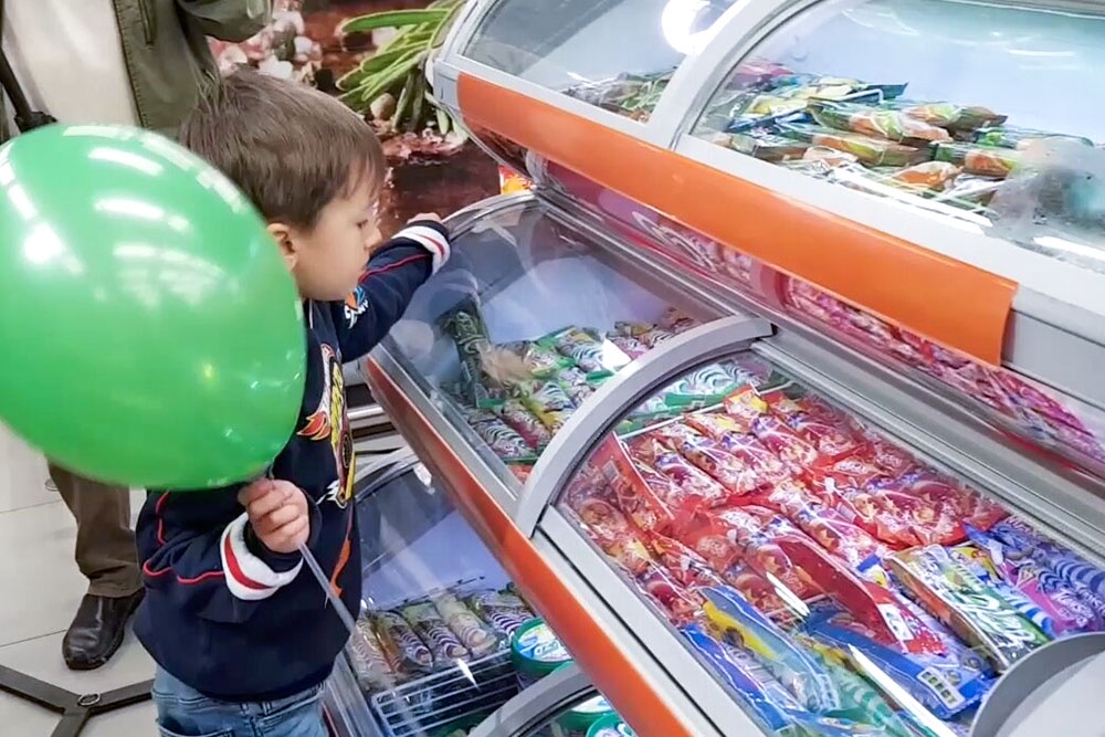 ребенок выбирает мороженое