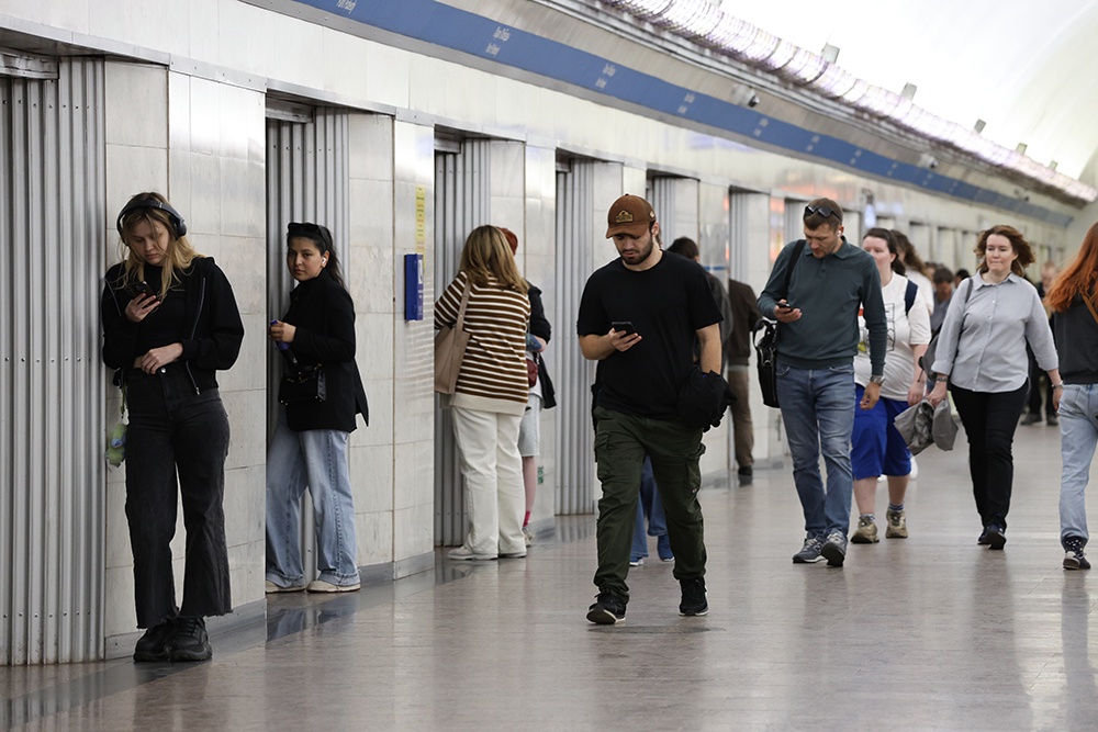 Пассажир на станции метро Петербурга на фоне планов развития подземки в юго-западных районах города.