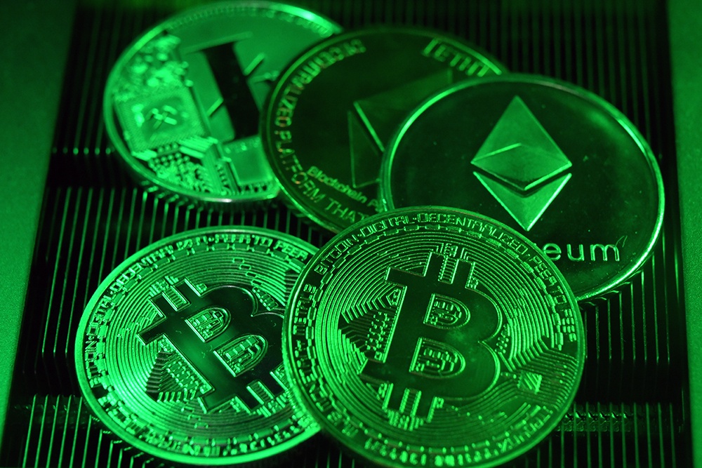 Сувенирные монеты Биткоин и Ethereum.
