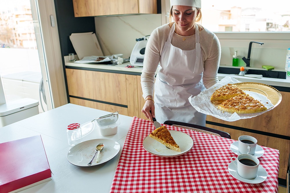 Женщина подает домашние куски торта с кофе на кухне.