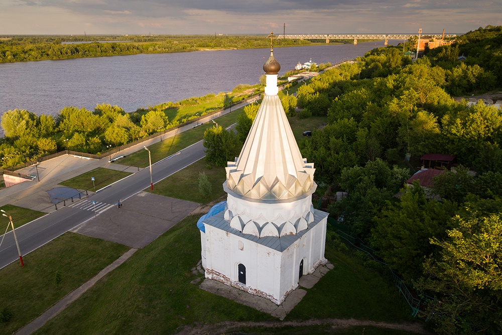 Церковь Космы и Дамиана в Муроме. Кубическое основание венчает 16-гранный шатер с луковичной главкой.