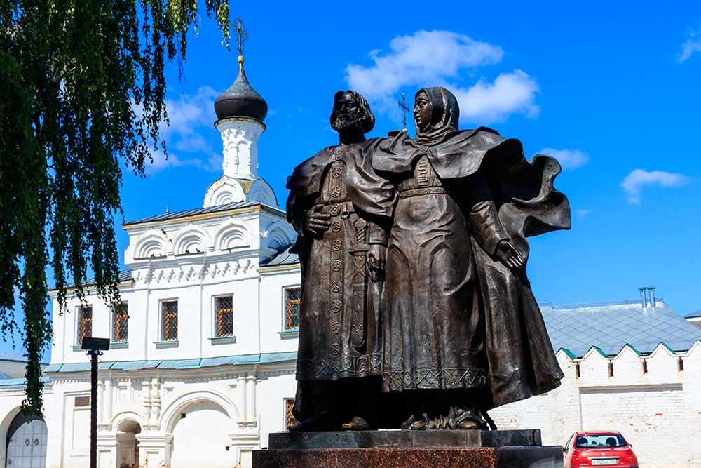 Памятник княжеской чете Петру и Февронии Муромским.