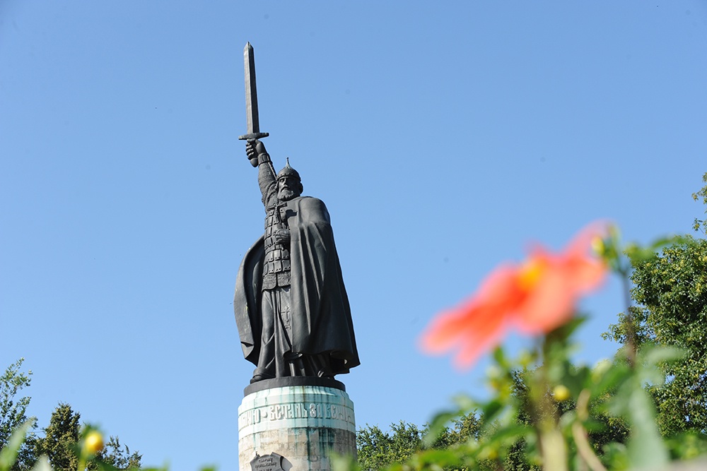 Памятник Илье Муромцу в Окском парке в Муроме.