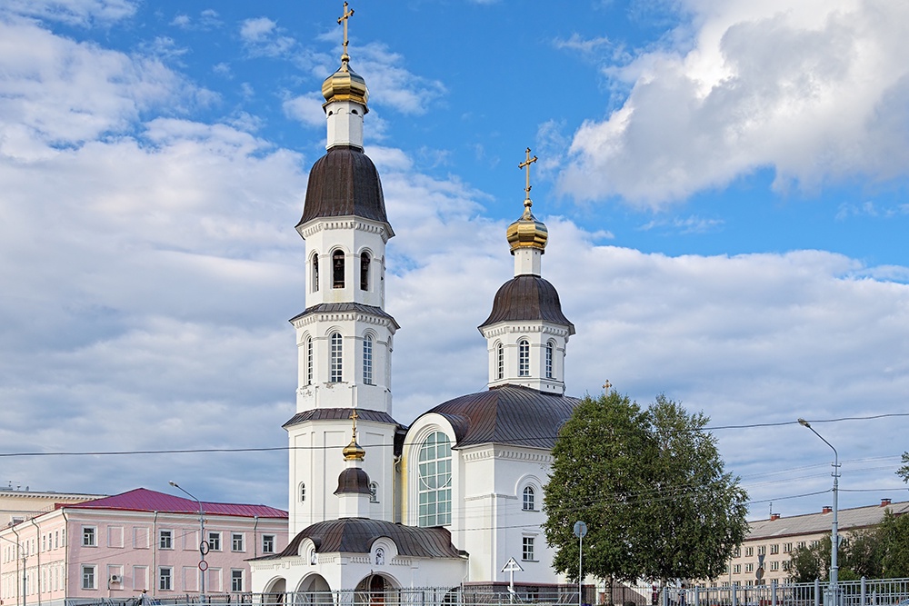 Здание Успенской церкви в Архангельске среди главных достопримечательностей города, восстановленное в 2000-е годы.