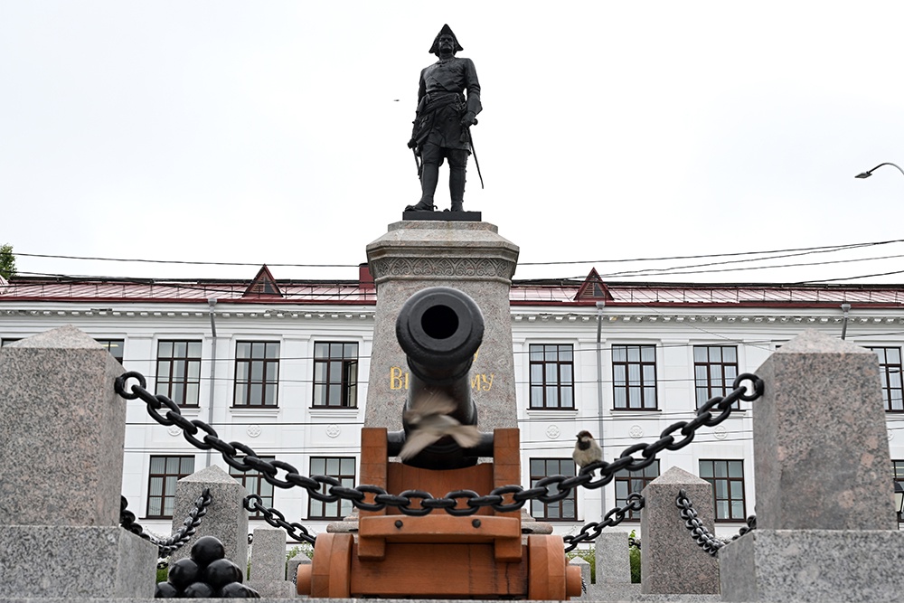 Памятник Петру I в Петровском сквере на набережной Северной Двины в Архангельске.
