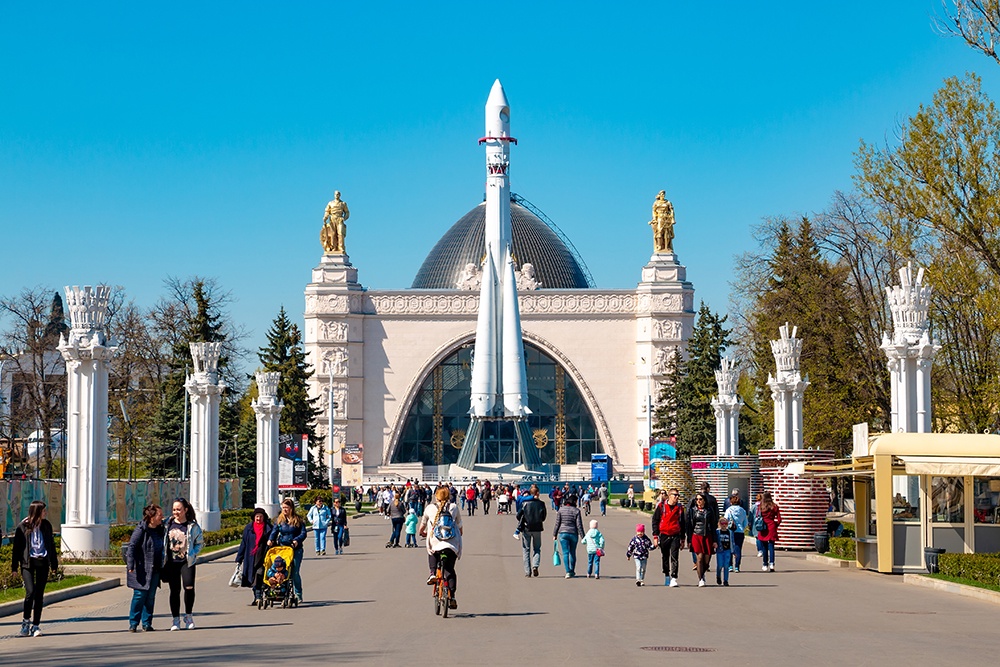 Семьи у центра "Космонавтика и авиация" на ВДНХ - топ мест, куда сходить с детьми в Москве.