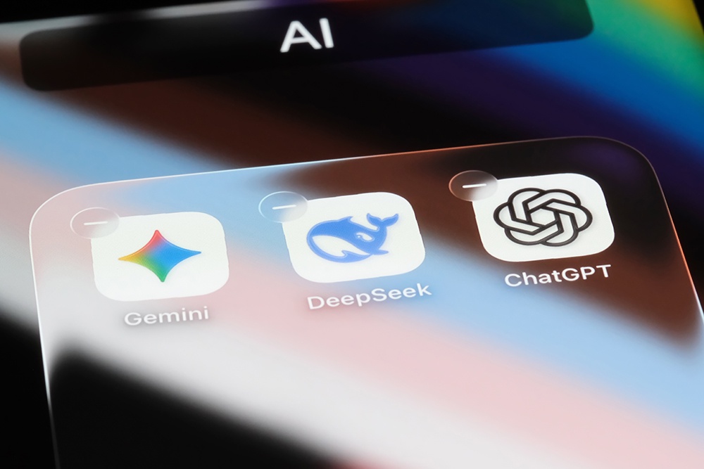 Папка AI на телефоне с приложениями Gemini, DeepSeek и ChatGPT.