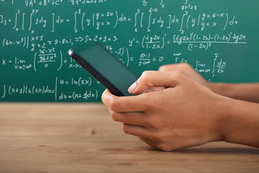 Студент использует MathGPT для помощи в решении уравнений.