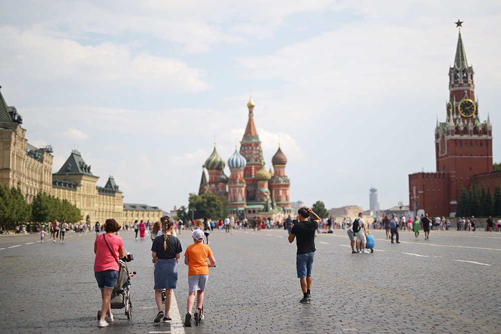 Горожане и гости столицы гуляют с детьми по Красной площади.