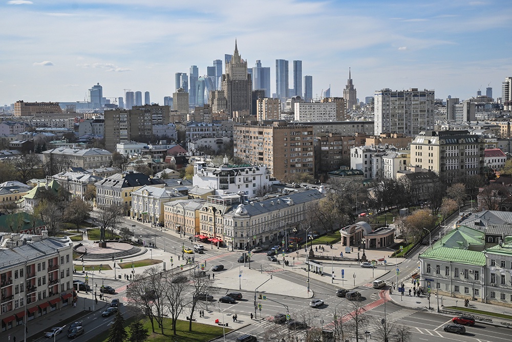 Вид на пересечение Пречистенки и Гоголевского бульвара в Москве.