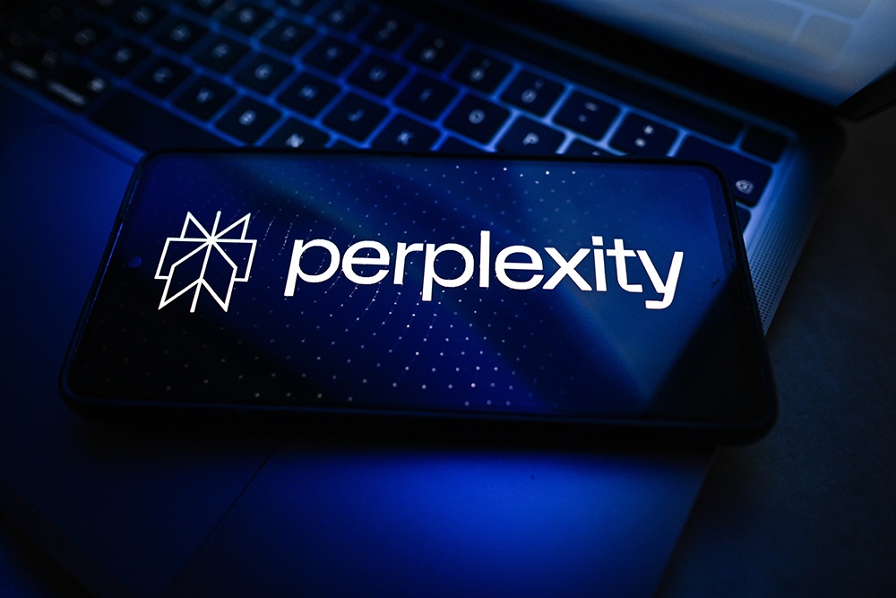Логотип Perplexity на телефоне.