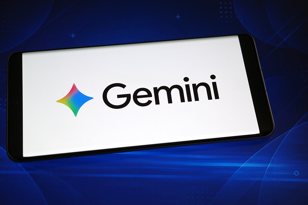 Логотип Google Gemini, отображаемый на смартфоне.