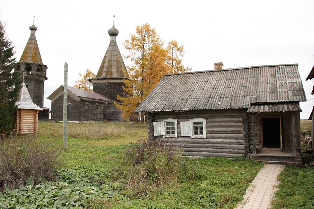 Деревянная церковь Богоявления и колокольня в деревне Ошевенский Погост.