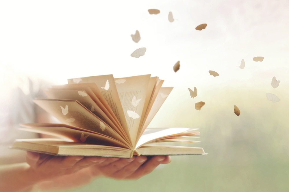 учитель с книгой в руках