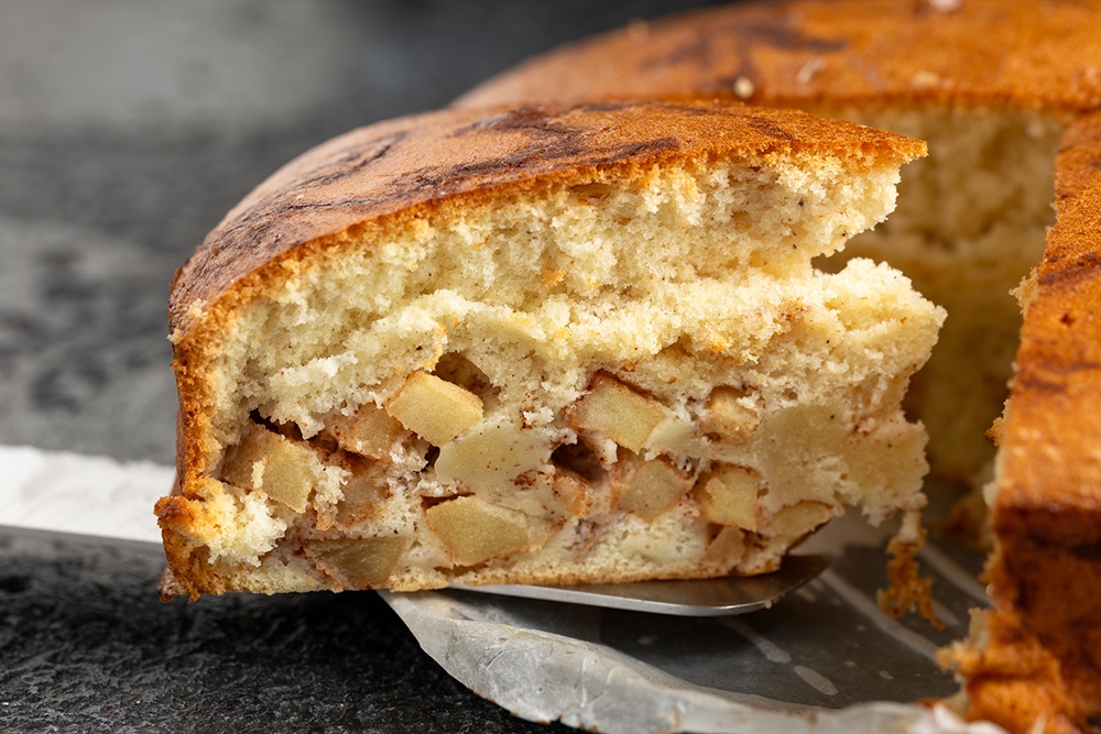 отрезанный кусок шарлотки