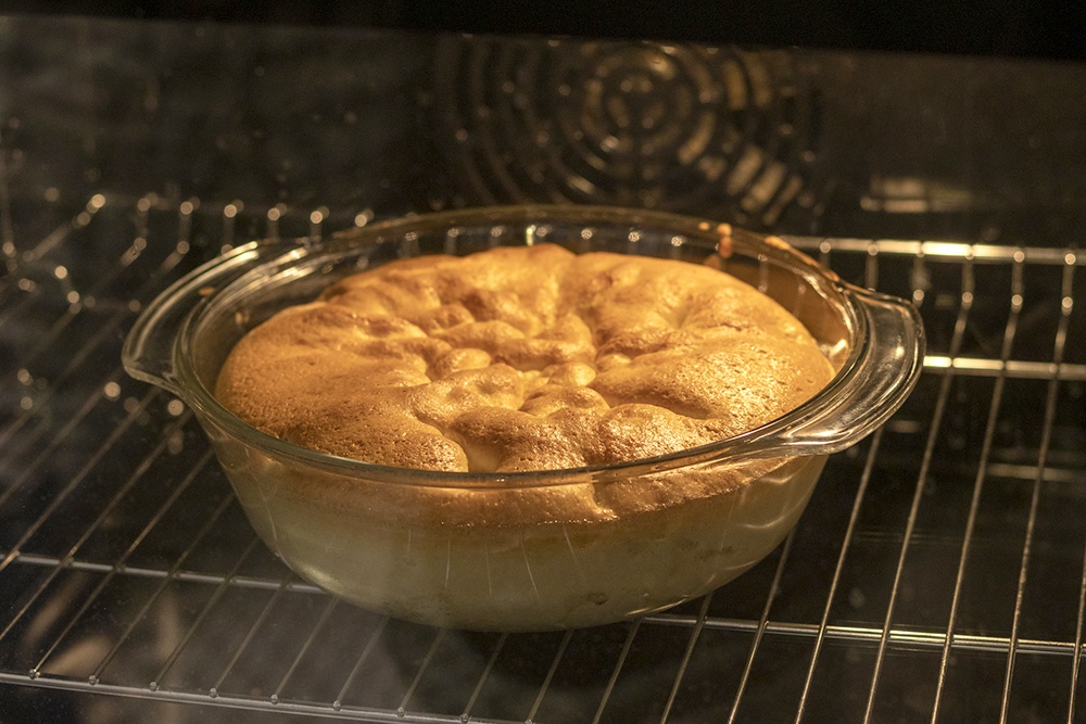 шарлотка стоит в духовке