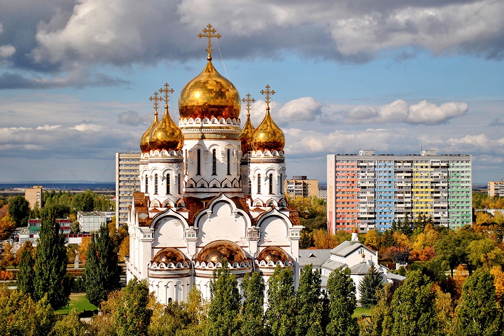 Осенняя панорама города Тольятти с видом на Преображенский кафедральный собор, возведенный в 1996-2002 годах.