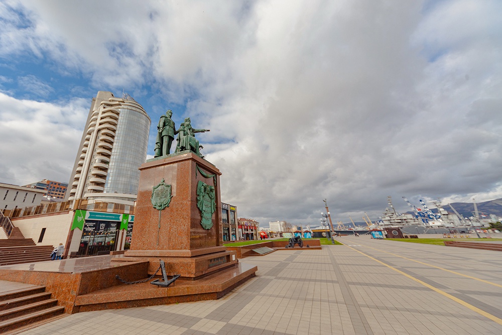 Памятник основателям Новороссийска стоит там, где в 1838 году высадился русский десант.