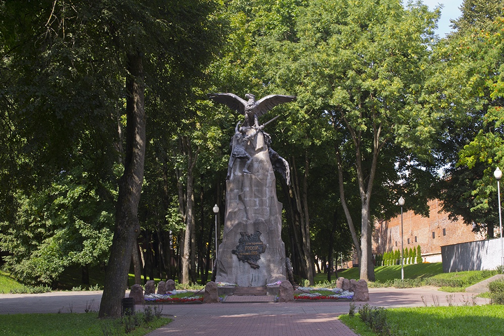 "Памятник с орлами" в сквере Памяти героев у Смоленской крепостной стены.