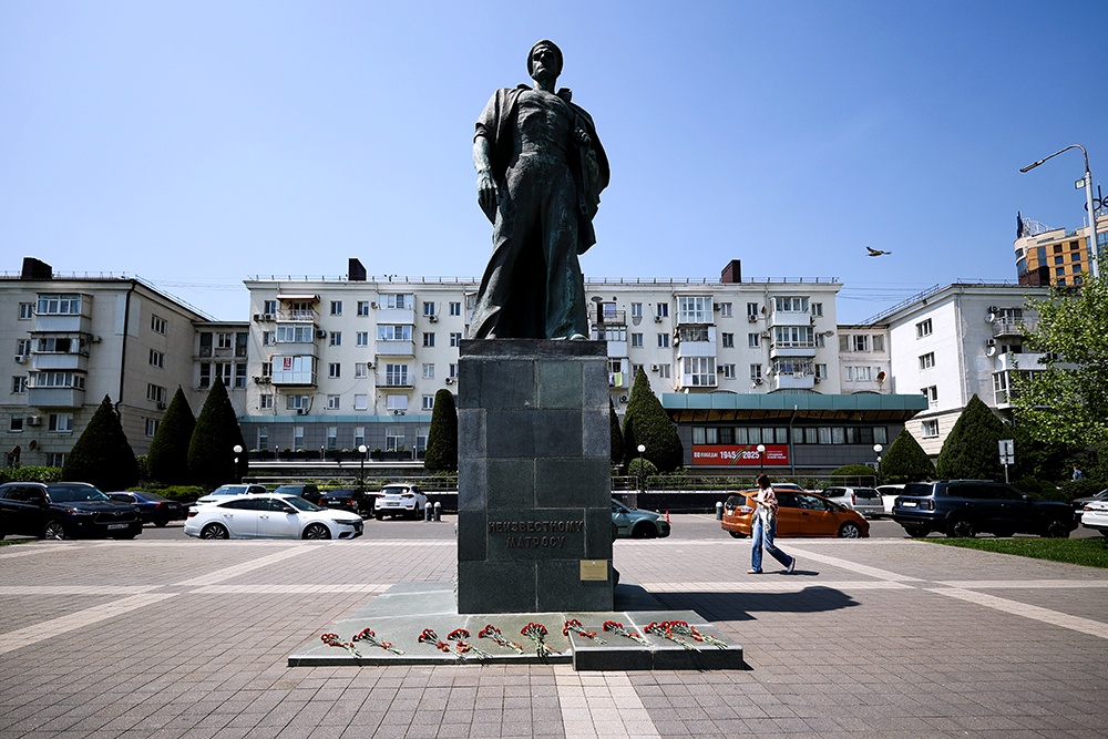 Скульптурная композиция Неизвестному Матросу на набережной имени адмирала Серебрякова в Новороссийске.