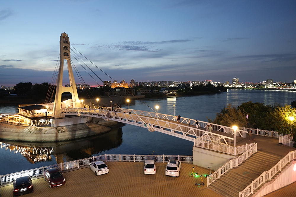 Кубанская набережная и мост Поцелуев в Краснодаре.
