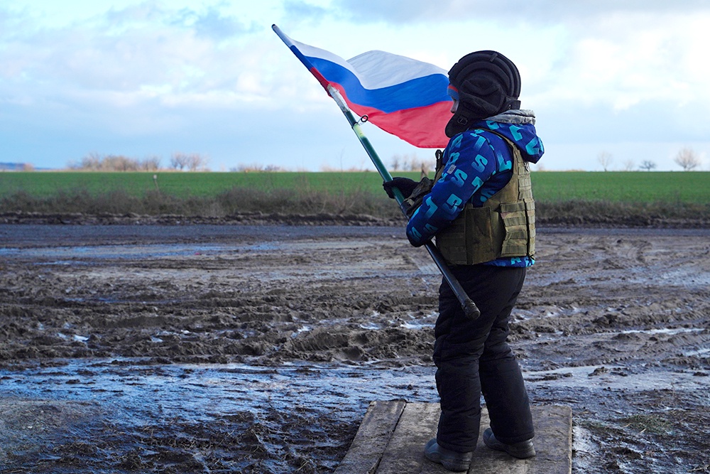 ребенок с флагом РФ