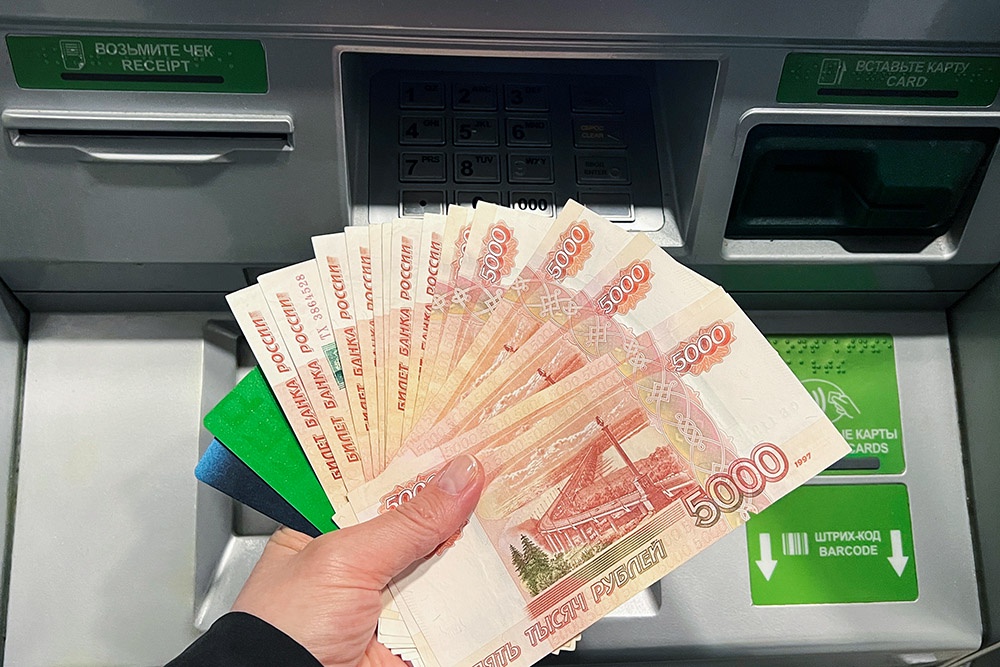 деньги в банкомате