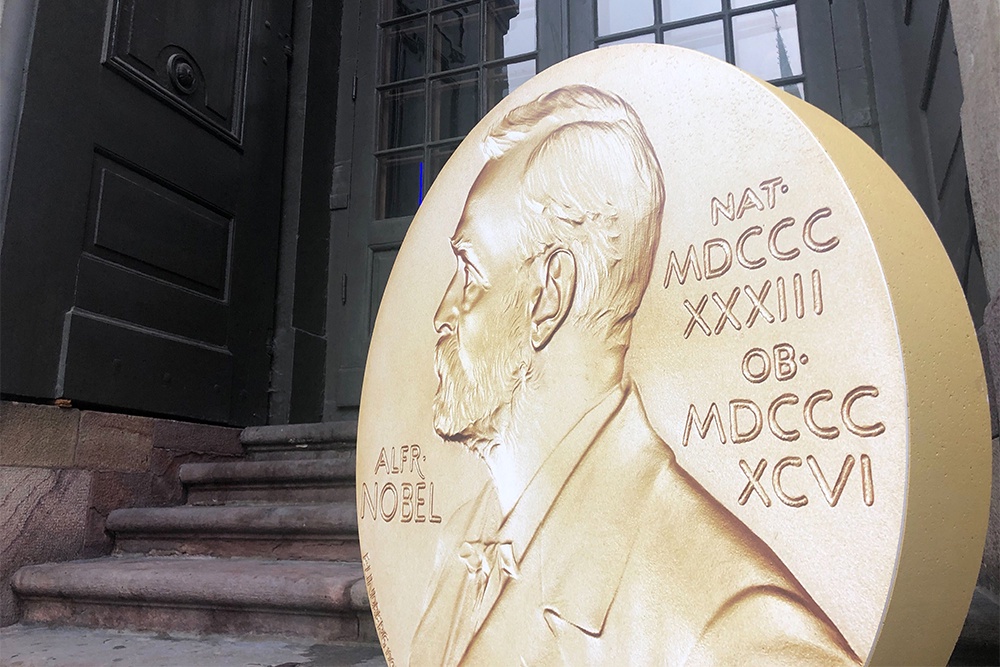 статуя в виде золотой медали у входа в музей