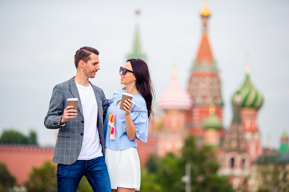 молодая пара со стаканчиками кофе