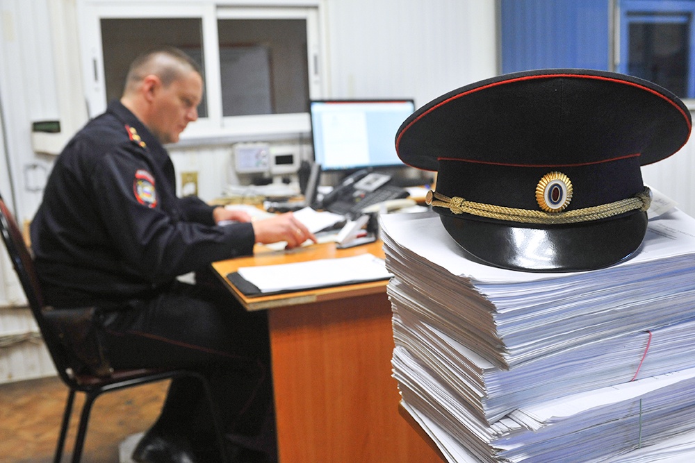 полицейский оформляет протокол